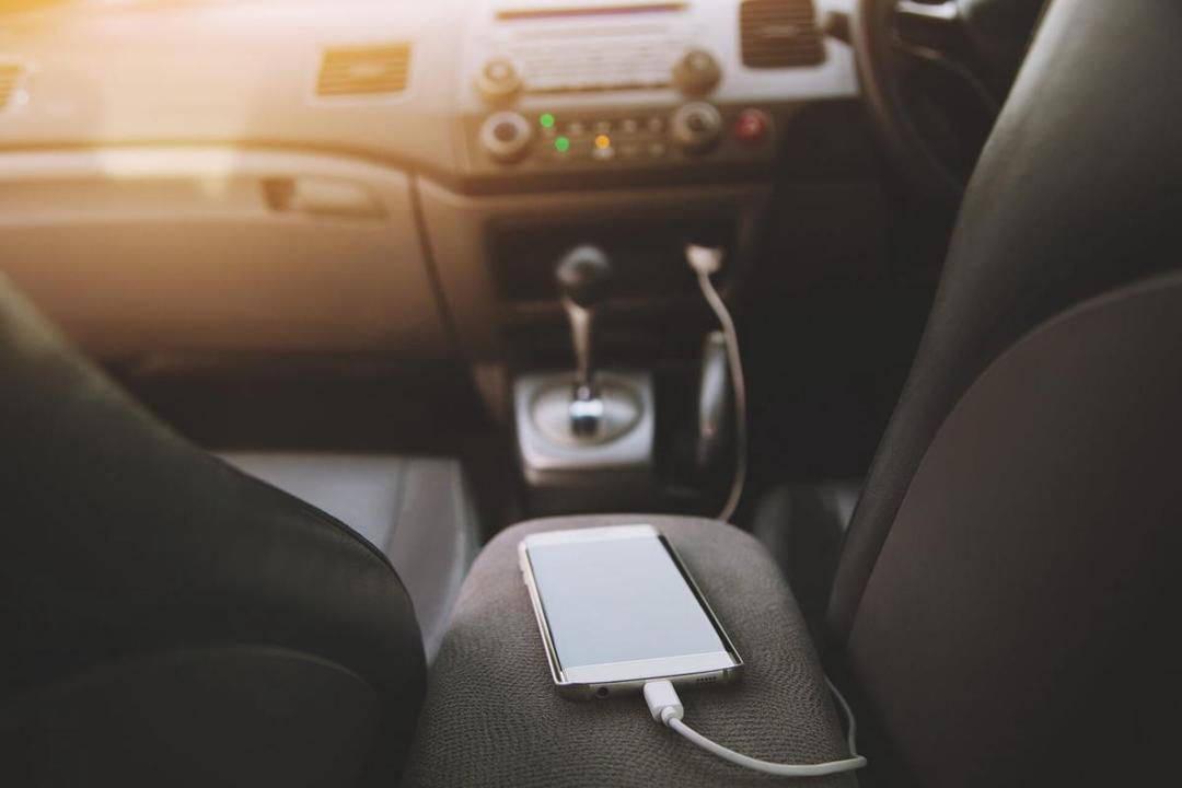 Mitos vs Fakta: Charging HP di Mobil Bikin Baterai Boros, Benarkah?